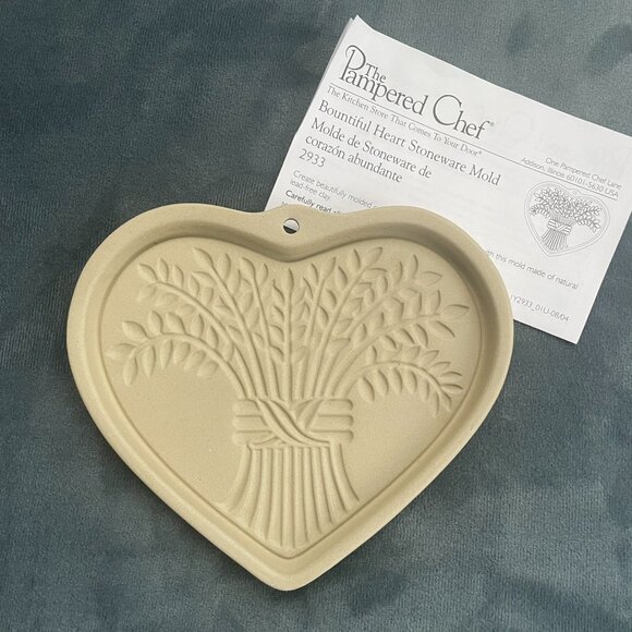 Pampered Chef Bountiful Heart Stoneware Mold - Picture 2 of 3